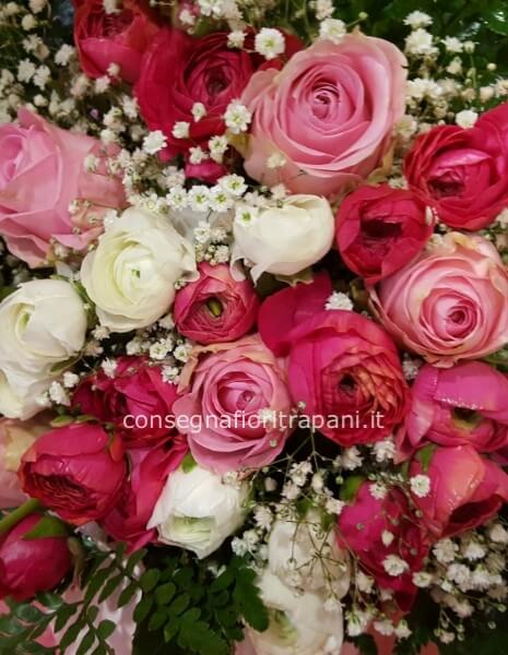 Cesto con fiori primaverili.