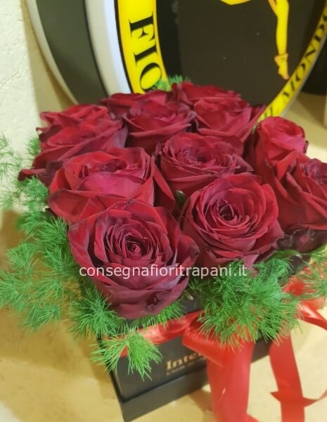 Cestino di rose colori assortiti.