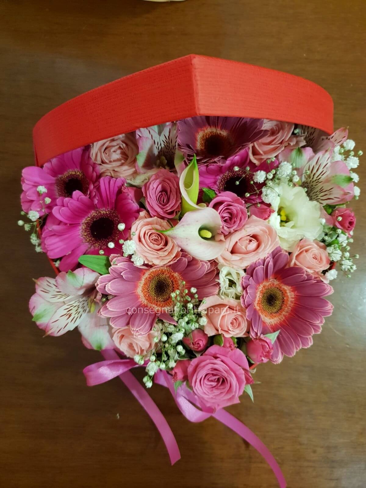 Composizione di fiori freschi assortiti, in particolare gerbere e rose. »  Fiorista a Trapani. Acquista fiori e piante, bouquet, mazzi di fiori per  invio e consegna a domicilio a Trapani.